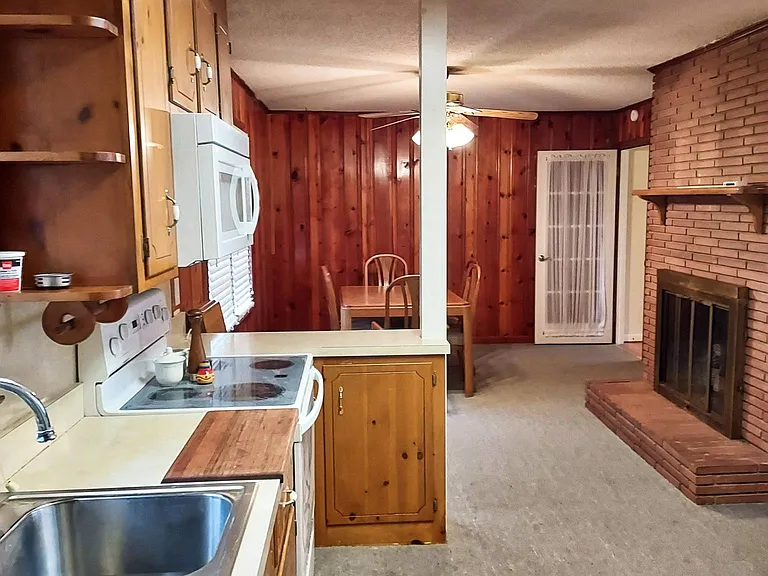 1316 Roberts St — Photo 18