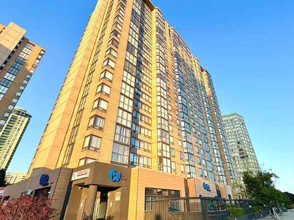 285 Enfield Pl #1412, Mississauga, ON L5B 3Y6