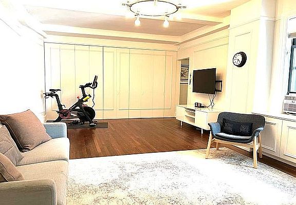 4th image of 157 E 72nd St #8GH