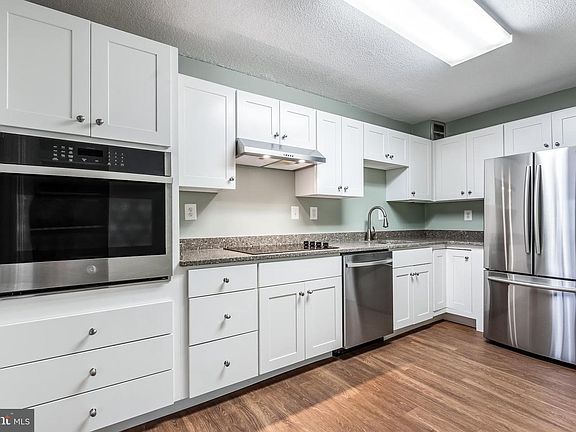 3rd image of 203 Yoakum Pkwy APT 1725