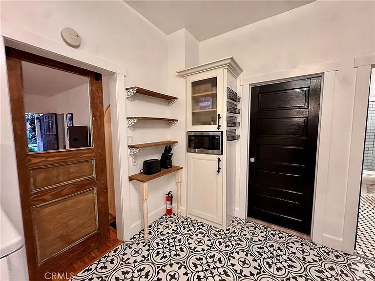 323 W 18th St #323 — Photo 15