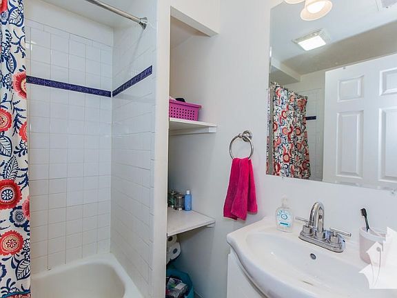 2nd image of 1433 W Oakdale Ave #G5