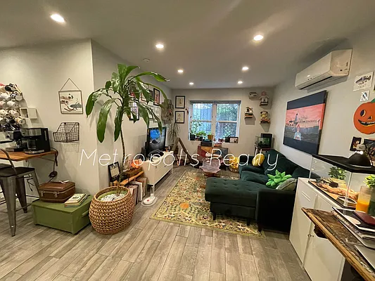 Rented by Metropolis International Realty Inc. | media 16