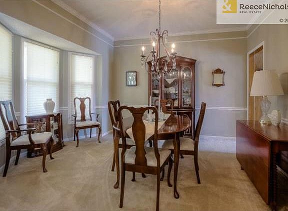 FORMAL DINING w/BAY WINDOW!
