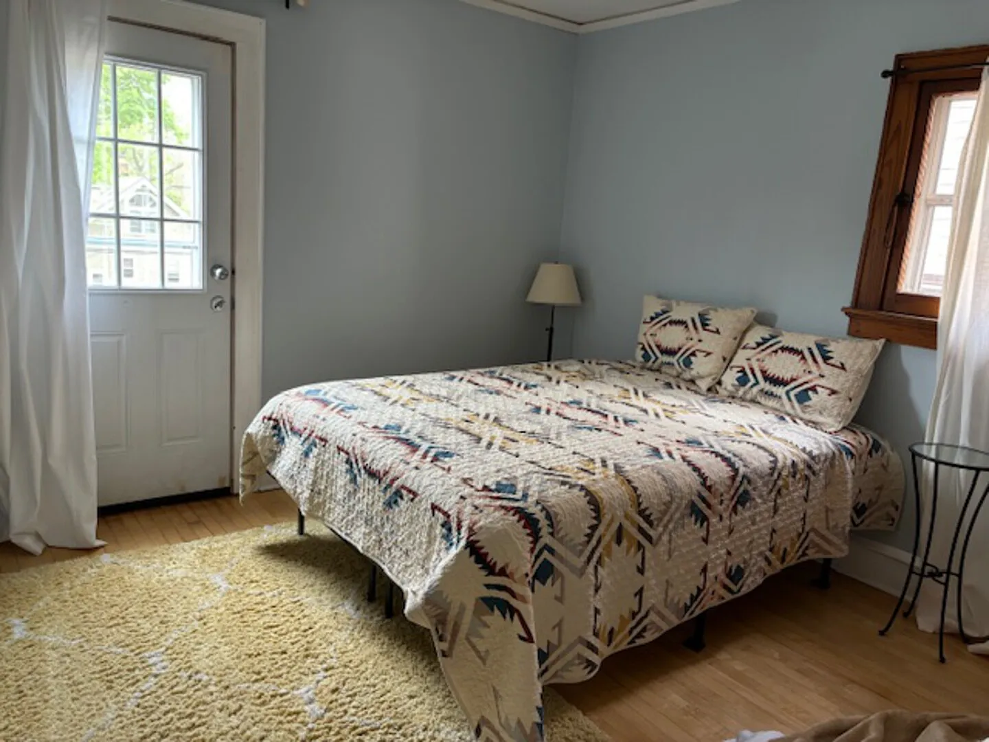 Sunny and spacious upper flat in beautiful Bay View — Photo 3