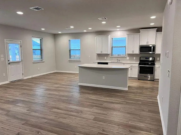 320 Rend Dr — Photo 2