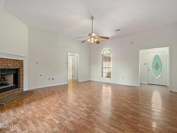 5th image of 1211 Carriage Dr S