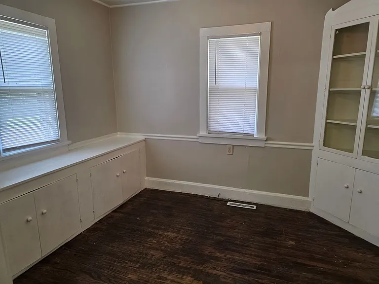 1213 E Donald St — Photo 3