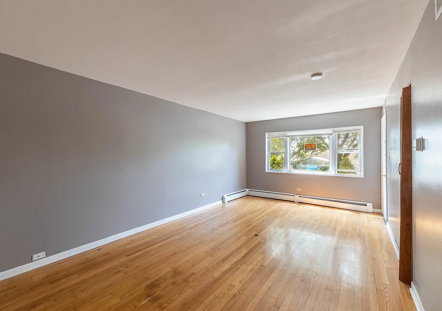 3 bed, 1000 sqft, $1,650 — Photo 2