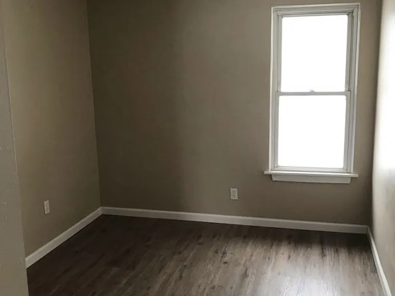 265 Wyandotte St — Photo 8