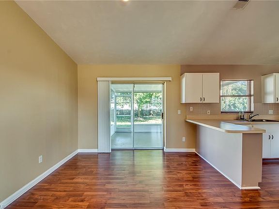3rd image of 113 SE 12th St