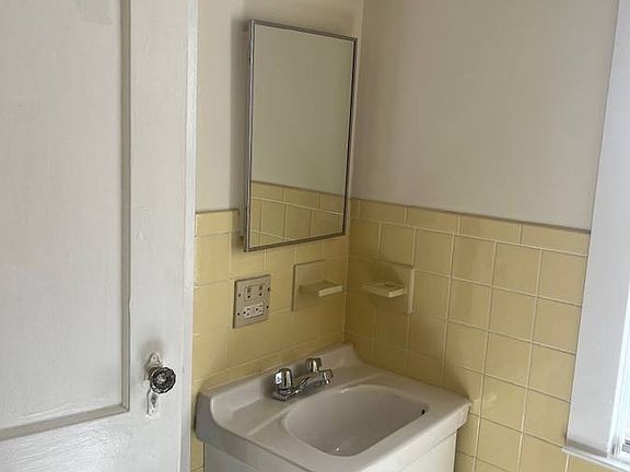 4th image of 76 Pamela Ln #1