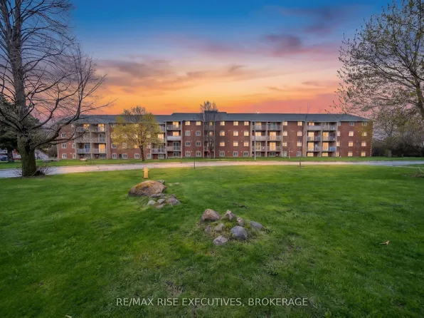 566 Armstrong Rd #214, Kingston, ON K7M 8M2