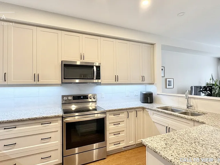 526 Muscari St — Photo 2
