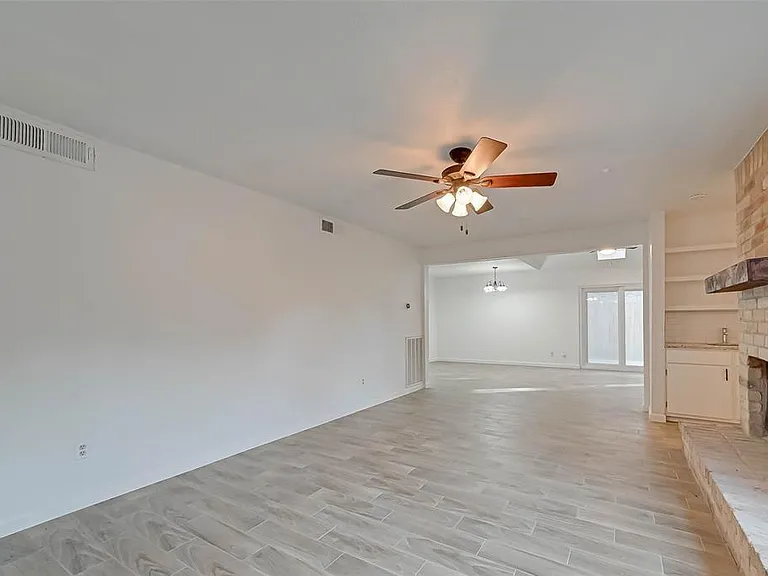 12111 Poulson Dr — Photo 10