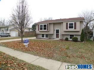5320 Pine Grove Dr NE, Cedar Rapids, IA 52402