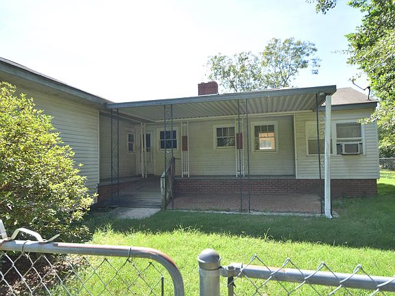 4th image of 209 Noble St