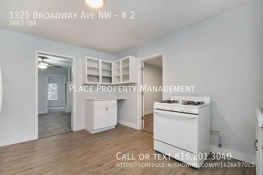 1325 Broadway #2 - 3bed/1 Bath Upper unit — Photo 3