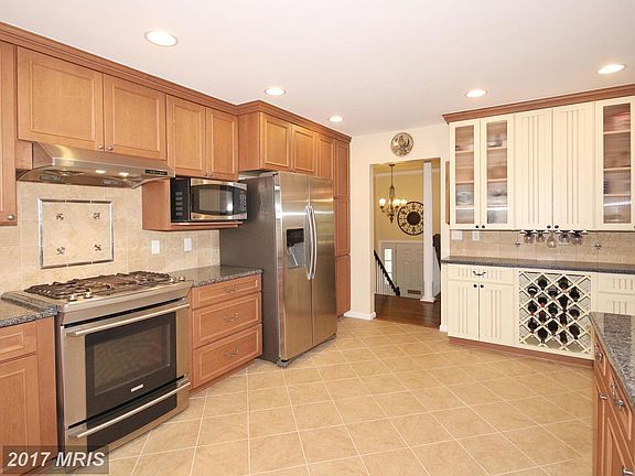 5th image of 3725 Camelot Dr