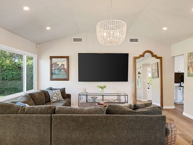 13422 Isis Ave — Photo 5
