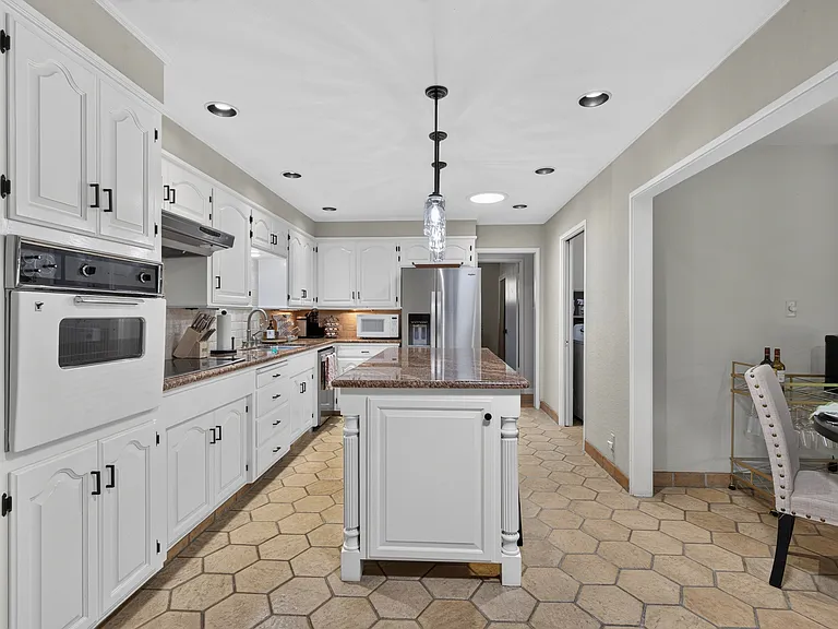 1106 Lake Home Dr — Photo 7
