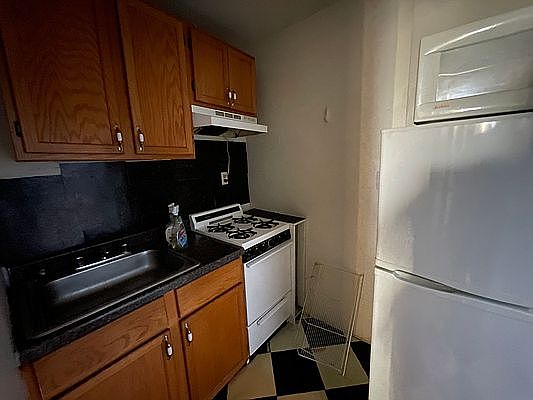 3rd image of 165 E 99th St APT 17
