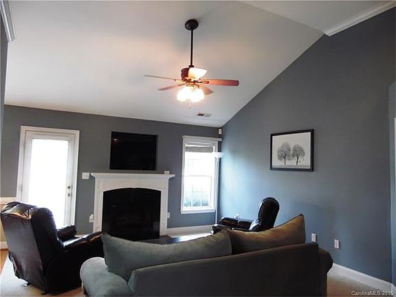 3rd image of 105 Merrifield Dr