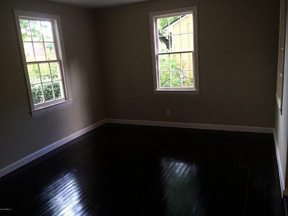 this is the living room empty.