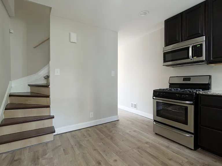 2318 Hunter St — Photo 6