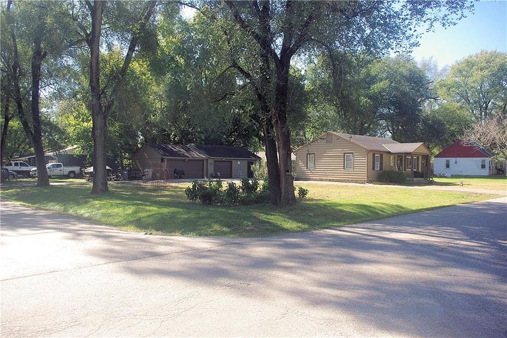 704 Newton St, Edwardsville, KS 66111 Zillow