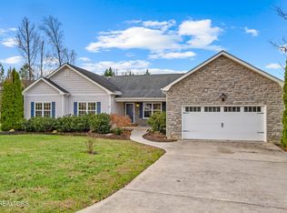 218 Pebble Ct, Lenoir City, TN 37772