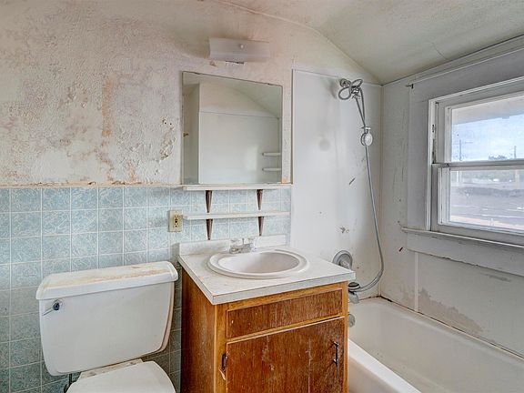 4th image of 321 N Summit St