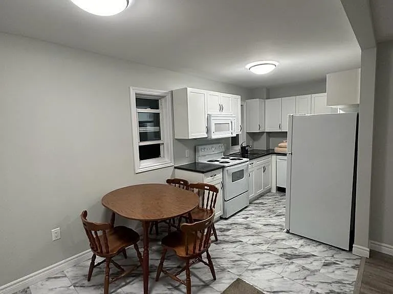 1224 Oxford St E — Photo 5