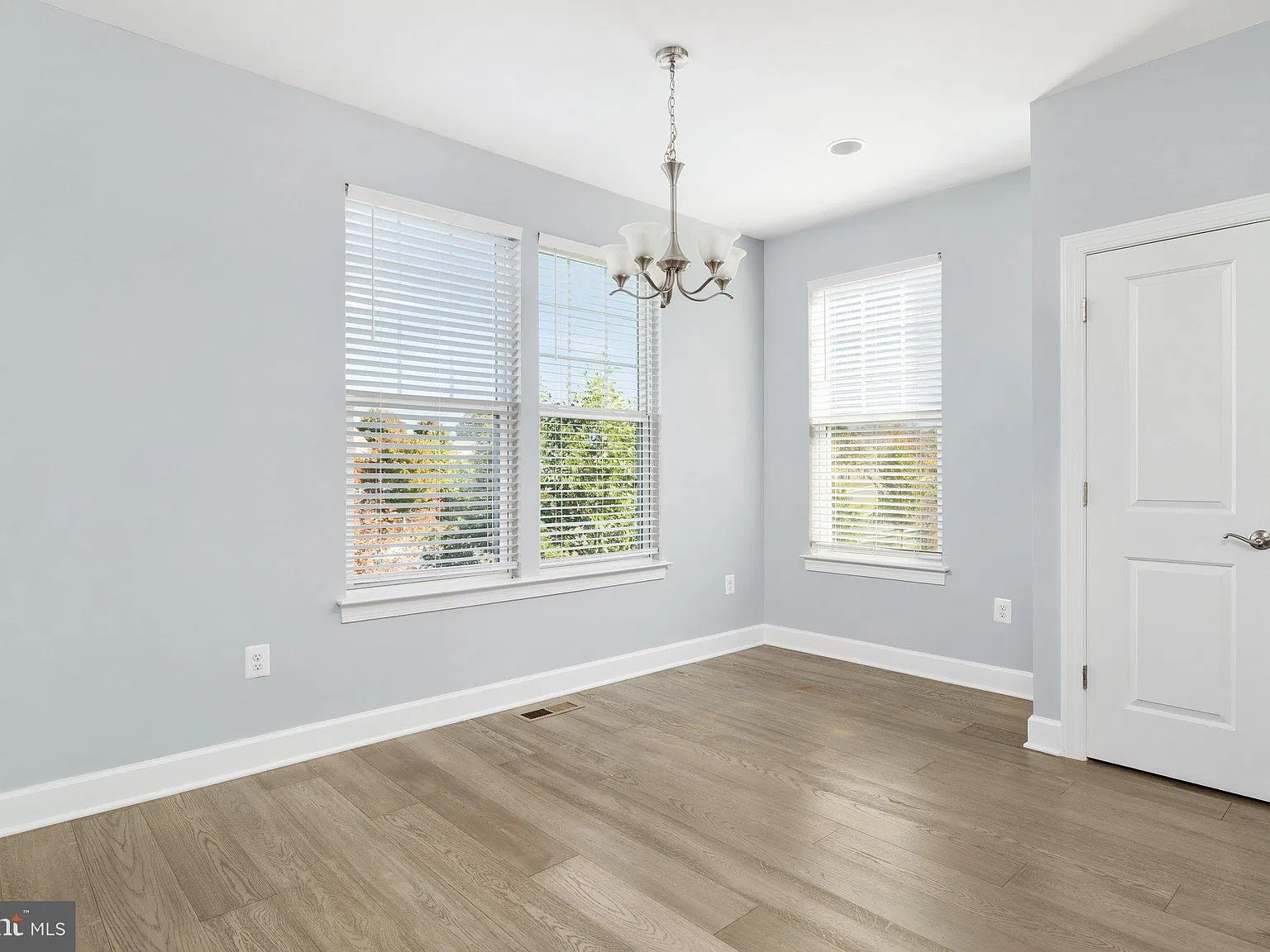 3 bed, 3.5 bath, 2000 sqft, $3,500 — Photo 2