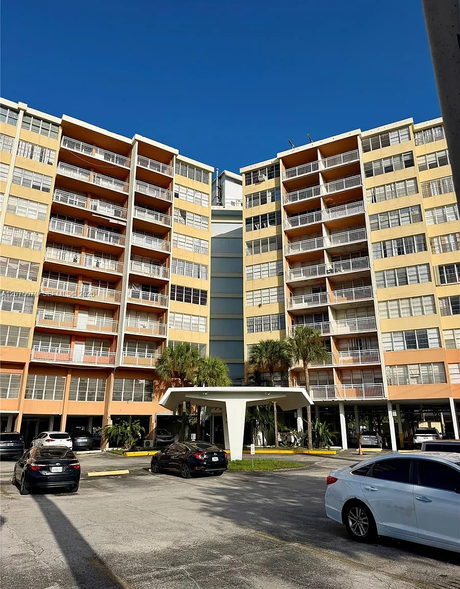 Crestview Towers Condo — Photo 1