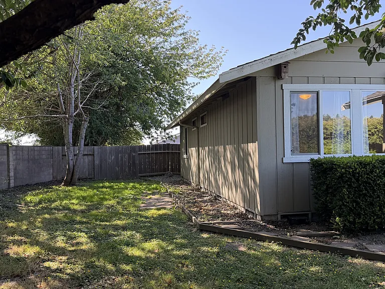1701 Antoine Ave — Photo 3