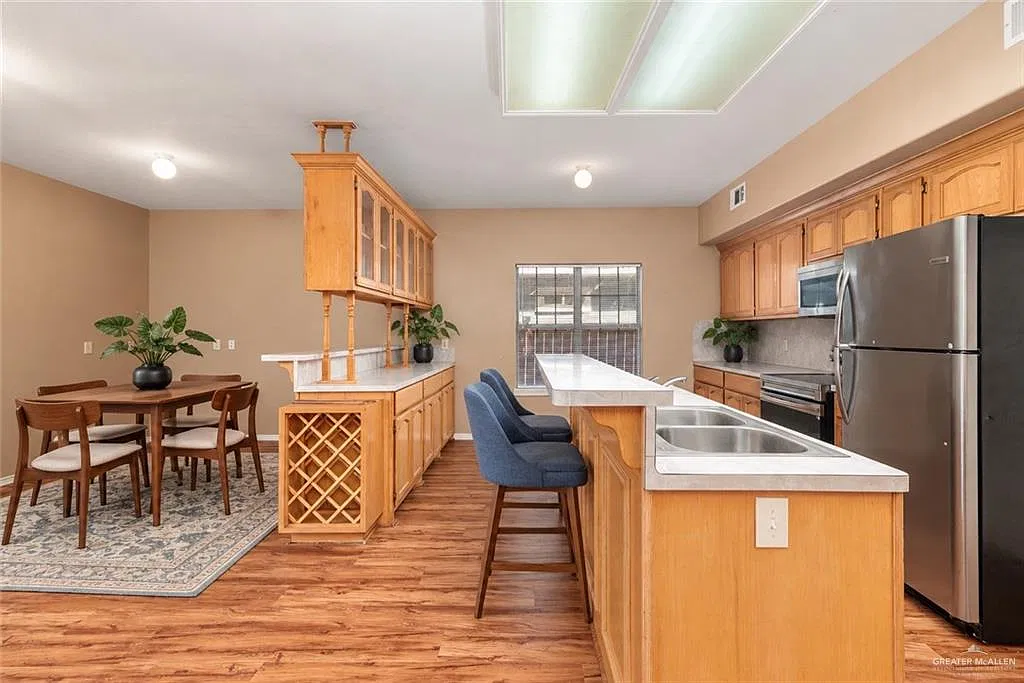 3 bed, 2.5 bath, 2648 sqft, $2,150 — Photo 4