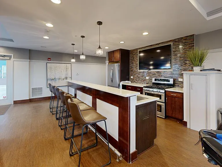 Wheaton 121 — Photo 10
