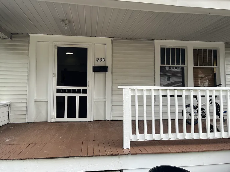 1230 Hoover Pl NW — Photo 2