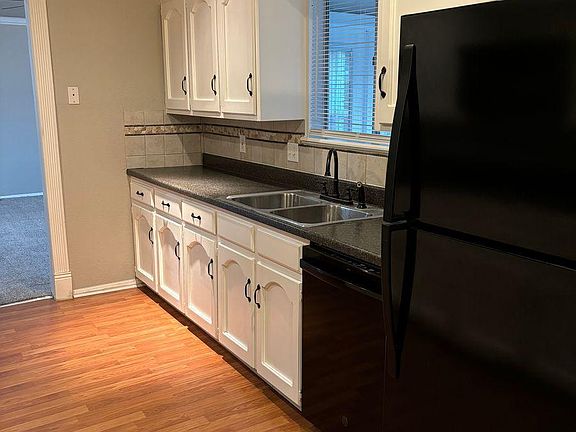 Kitchen, with ample cabinet space