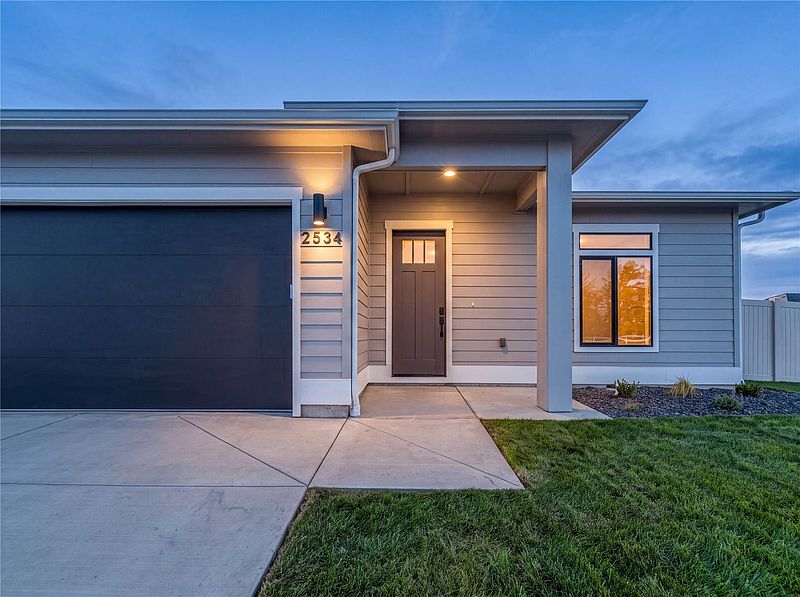 4th image of 2534 5th Street SE