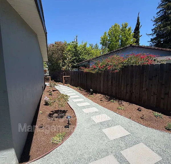 1195 Heather Ct #A — Photo 12