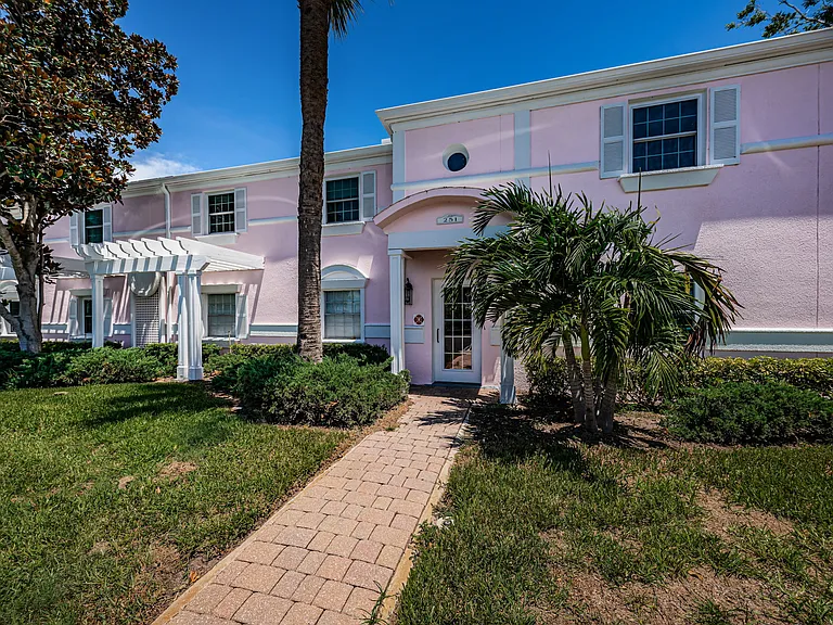 251 Pompano Dr SE #D — Photo 34