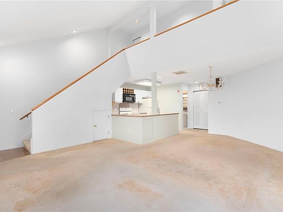 5th image of 816 Williamsburg Cir