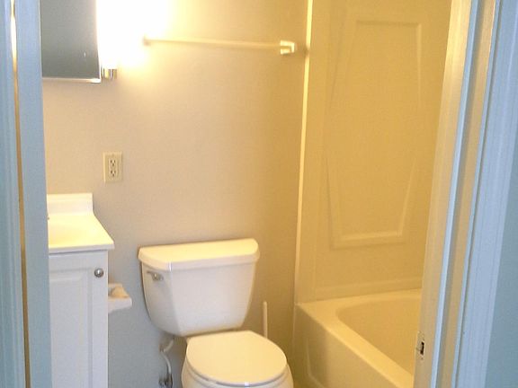 4th image of 10 Coach St APT 6