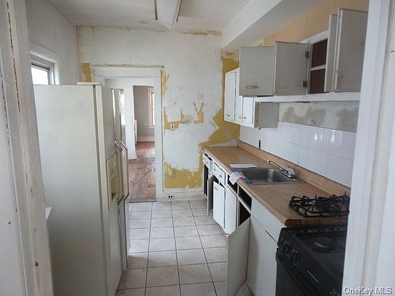 4th image of 35 Clove Ave