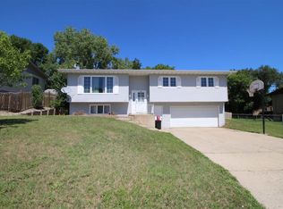 605 Hillcrest Dr, Minot, ND 58703
