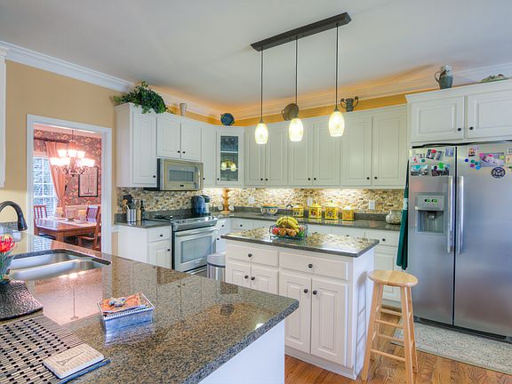 2nd image of 201 Meadowsweet Ln