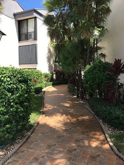 1640 Twelve Oaks Way #101 — Photo 3