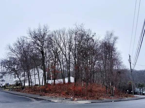 Oakcrest Circle, Waterbury, CT 06708